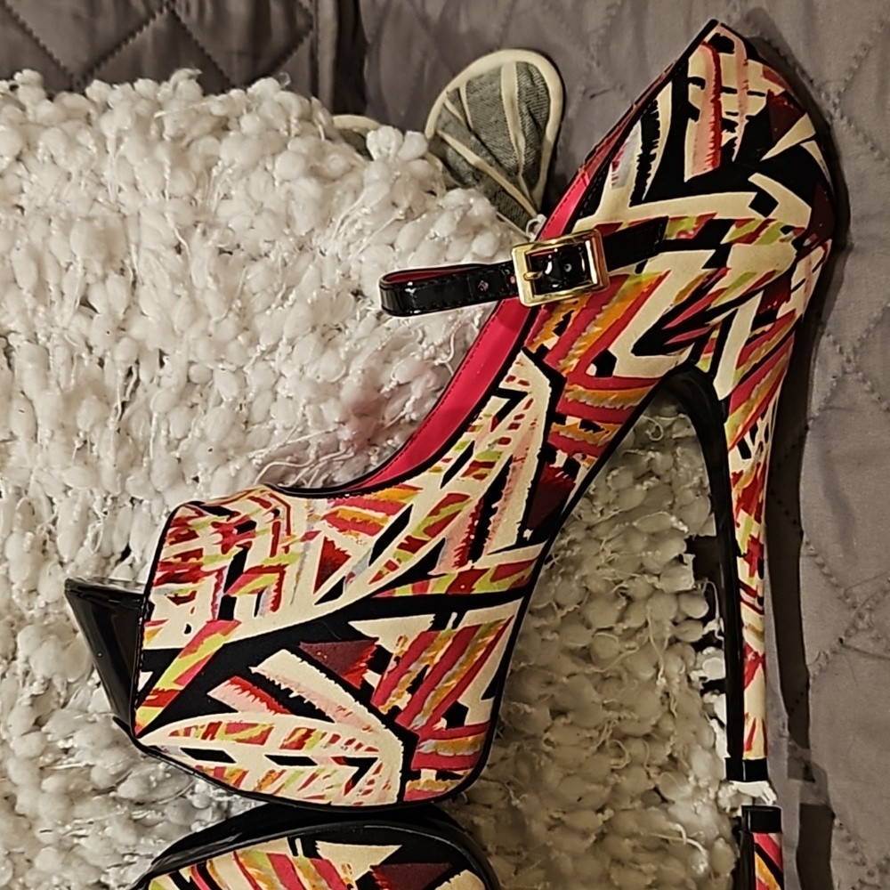 Alba Platform Heels - Picture 11 of 16